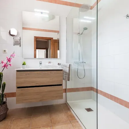 Vila Home2book Stunning Aloha Beach, Private Pool